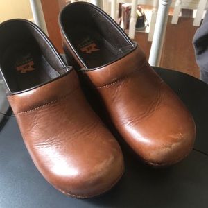 Dansko size 41 honey brown clogs